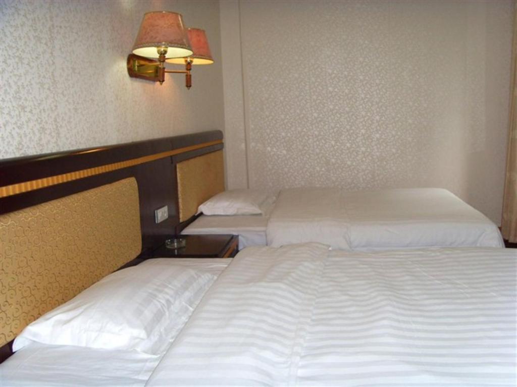 Guilin Muslim Hotel Room photo